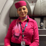 Outubro Rosa: comissária conta como, há 15 anos, a Azul adota e leva sua segunda cor a sério